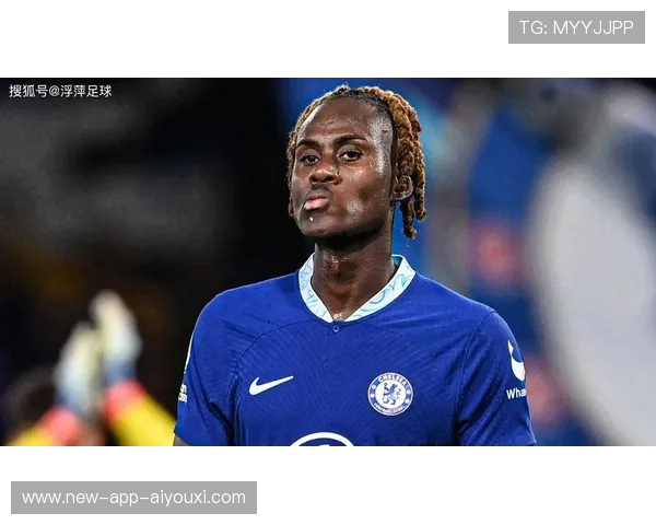 切尔西查洛巴强势争顶直冲门框，展现惊人实力！